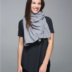 LULULEMON VINYASA SCARF * RULU - MINI CHECK PIQUE WHITE HEATHERED BLACK
